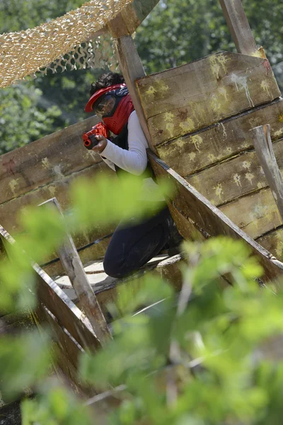 Bambini piccoli che giocano a paintball nel bosco — Foto Stock