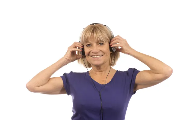 Starší žena 50-60years poslechu hudby s stereo sluchátka — Stock fotografie