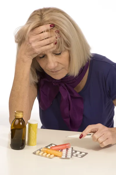 Salud de las personas mayores y medicina-mujer con dolor de cabeza —  Fotos de Stock