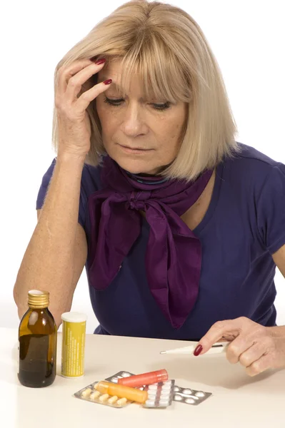 Salud de las personas mayores y medicina-mujer con dolor de cabeza —  Fotos de Stock