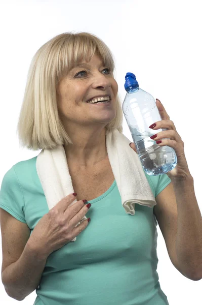 Sportliche Seniorin trinkt Wasser — Stockfoto