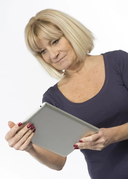 Tablet bilgisayar kullanan kadın kıdemli — Stok fotoğraf