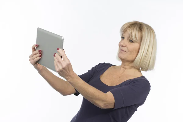 Mulher idosa usando um computador tablet — Fotografia de Stock