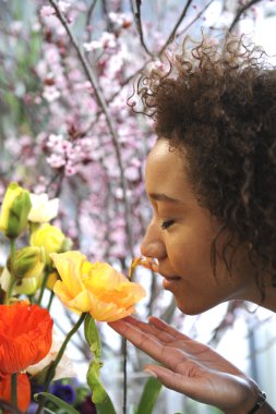 Tüketim: taze çiçek kokulu kadın.