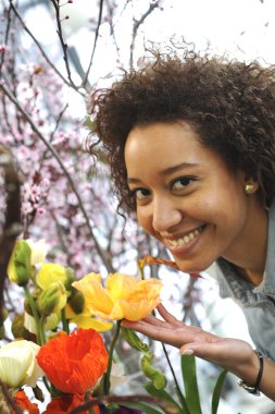 Tüketim: taze çiçek kokulu kadın.