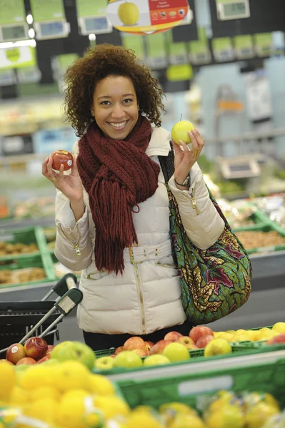 Frau kauft Obst und Lebensmittel im Supermarkt — Stockfoto