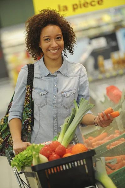 Frau kauft Gemüse und Lebensmittel im Supermarkt — Stockfoto