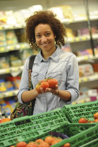 La donna compra verdura e cibo al supermercato — Foto Stock