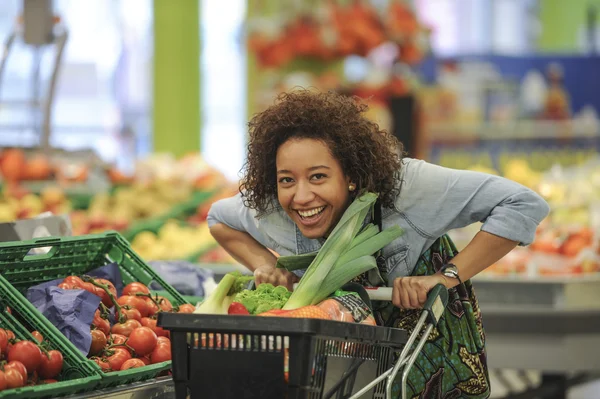 La donna compra verdura e cibo al supermercato — Foto Stock