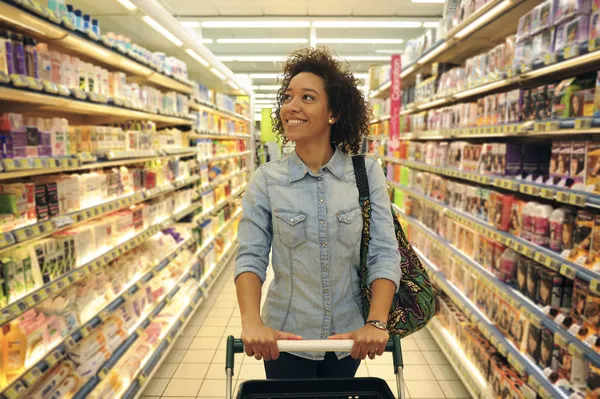 Vrouwen, shopping, supermarkt, shopping cart, retail, kruidenier prod — Stockfoto