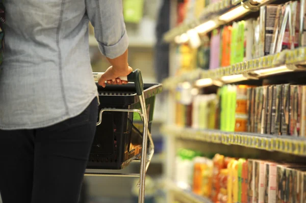 Frauen, Einkaufen, Supermarkt, Einkaufswagen, Einzelhandel, Lebensmittelgeschäft pro — Stockfoto