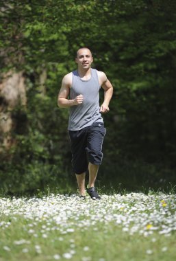 genç adam ormanda çalışan