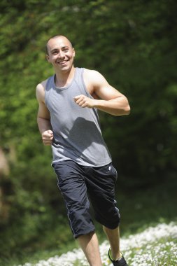 genç adam ormanda çalışan