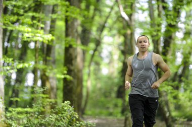 genç adam ormanda çalışan