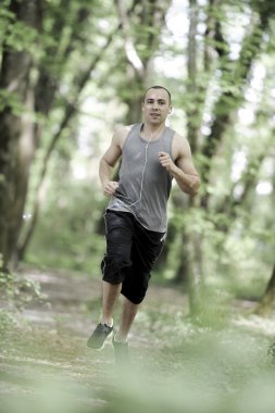 genç adam ormanda çalışan