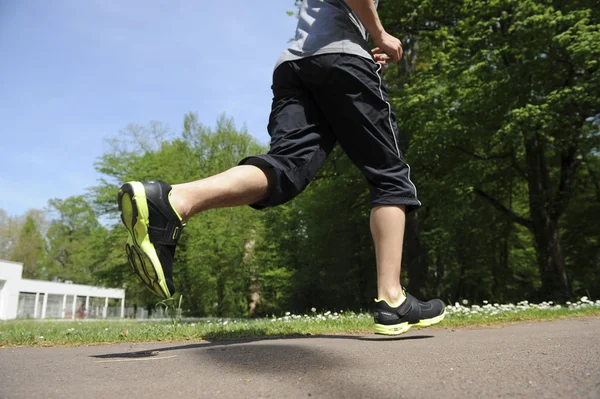 Joven corriendo en el bosque —  Fotos de Stock