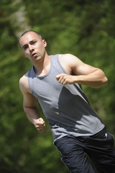 Jeune homme courant dans les bois — Photo