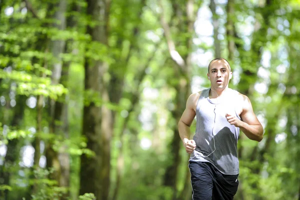 Un tânăr alergând în pădure — Fotografie, imagine de stoc