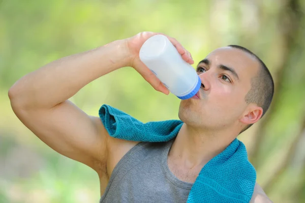 ドリンク エネルギー飲み物男性スポーツ & フィットネス-水を飲む — ストック写真