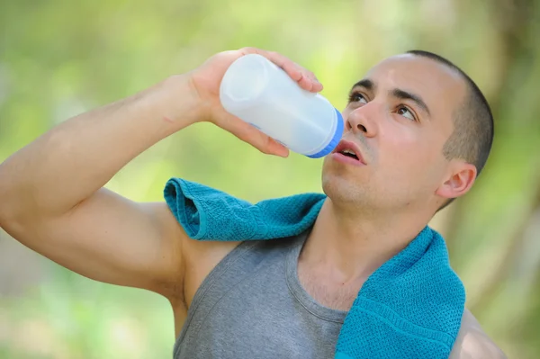 ドリンク エネルギー飲み物男性スポーツ & フィットネス-水を飲む — ストック写真