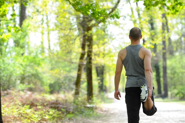 Alongamento-Homem-Esportes e Fitness — Fotografia de Stock