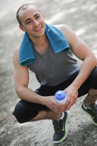 Nápoj energy drink muži sportovní & fitness uvolněný — Stock fotografie