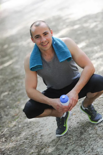 Nápoj energy drink muži sportovní & fitness uvolněný — Stock fotografie
