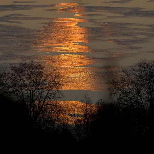 Sunset reflecting in the water — Stock Photo, Image