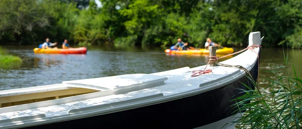 Schifffahrt auf einem Fluss — Stockfoto