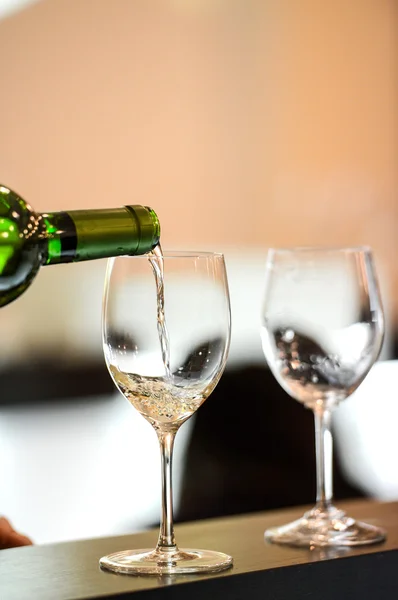 Degustazione-Vino bianco versare in un bicchiere — Foto Stock