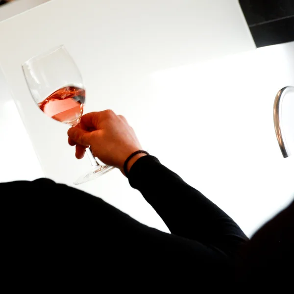 Dégustation-Vin rouge verser dans un verre — Photo