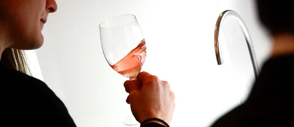 Bir bardak şarap dökmek tatma-kırmızı — Stok fotoğraf