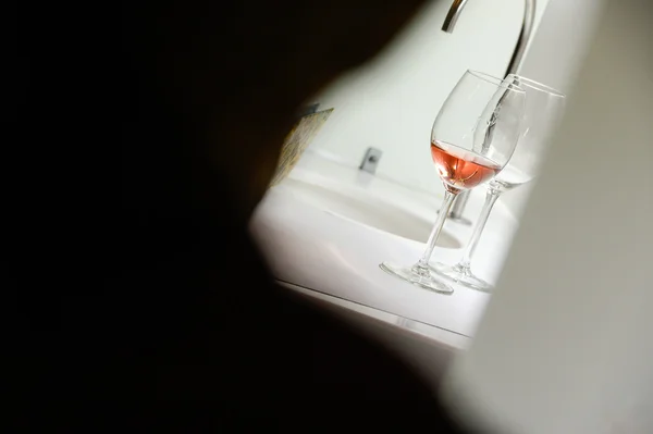 Dégustation-Vin rouge verser dans un verre — Photo