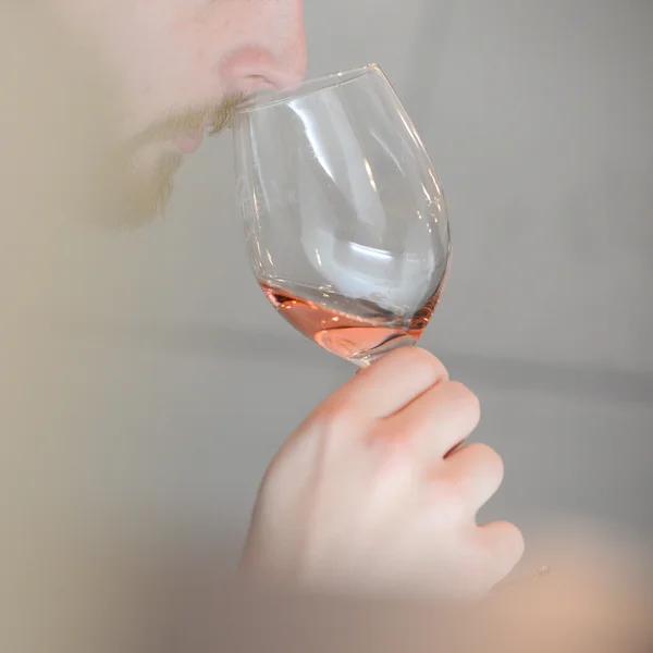 Degustação de vinho tinto despeje em um copo — Fotografia de Stock