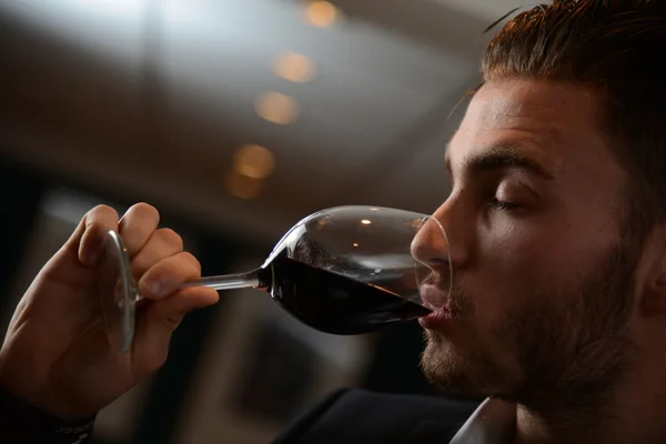 Fiatal férfi vörösbor ünneplés vagy fél pohár — Stock Fotó