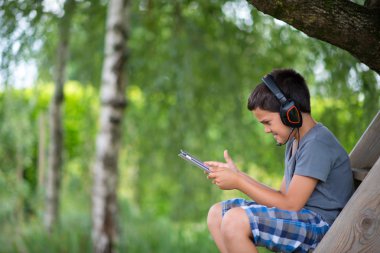 kulaklıklar açık olan bilgisayarda oynama çocuk