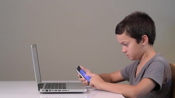 Criança pequena no telefone e laptop — Vídeo de Stock