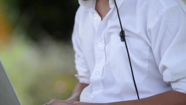 Jeune adolescent couché sur un canapé écoutant de la musique sur son téléphone — Video