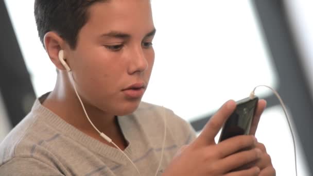 Fiatal tizenéves feküdt a kanapén, hallgató-hoz zene a telefonját