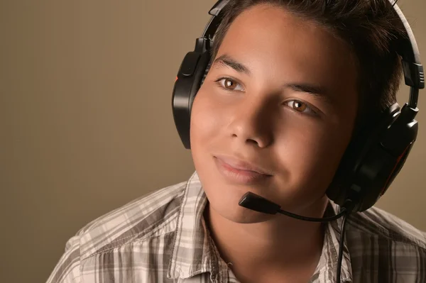 Portrait of Smiling Teenage Boy Écouter Musicon un bac brun — Photo