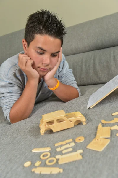 Ragazzo fatto un giocattolo auto — Foto Stock