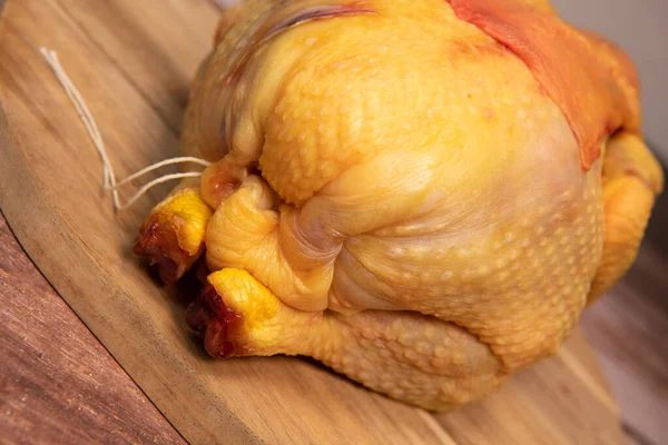 Carne crua de frango de corte, Carne fresca de aves de capoeira em um fundo marrom, Preparando um produto à base de carne — Fotografia de Stock