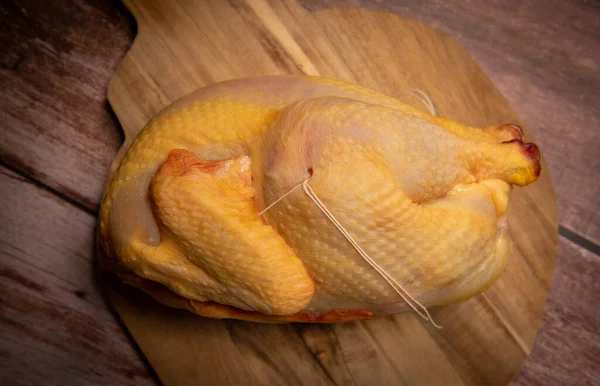 Carne crua de frango de corte, Carne fresca de aves de capoeira em um fundo marrom, Preparando um produto à base de carne — Fotografia de Stock