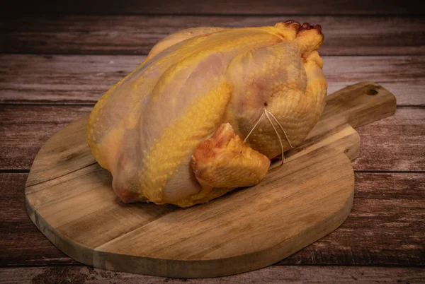 Carne crua de frango de corte, Carne fresca de aves de capoeira em um fundo marrom, Preparando um produto à base de carne — Fotografia de Stock