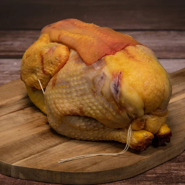 Carne crua de frango de corte, Carne fresca de aves de capoeira em um fundo marrom, Preparando um produto à base de carne — Fotografia de Stock