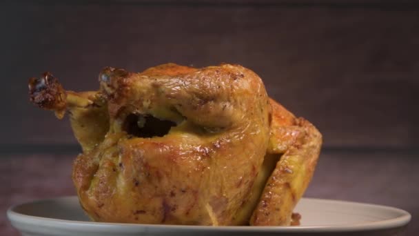 全体の鶏,革とターンテーブル上の黄金の茶色の肉,茶色の背景に新鮮な食事鶏の肉,肉製品の準備 — ストック動画