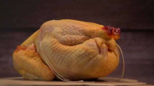 Carne crua de frango de frango na plataforma giratória, Carne fresca de aves de capoeira em um fundo marrom, Preparando um produto à base de carne — Vídeo de Stock