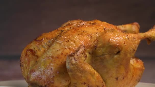 Pollo intero, cuoio e carne marrone dorata sul giradischi, Carne fresca di pollame a dieta su fondo marrone, Preparazione di un prodotto a base di carne — Video Stock