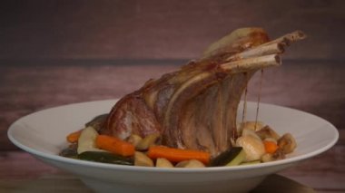 Domuz kaburgası, kemikli domuz pirzolası Entrecote, kızarmış taze et. Organik gıda, baharatlı et: biber, tuz, defne yaprağı, biberiye ve sebzeleri