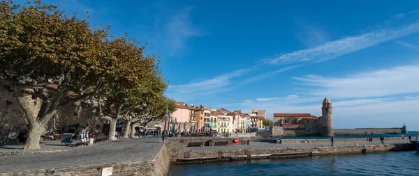 Gamla stan i Collioure, Frankrike, en populär semesterort på Medelhavet, utsikt över Phalasarna hamnstad och kyrkan — Stockfoto